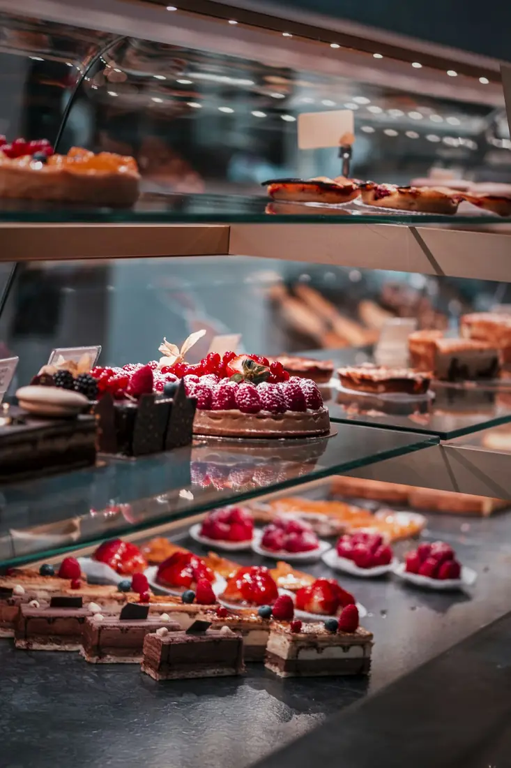 Tartes e bolos numa vitrine de pastelaria